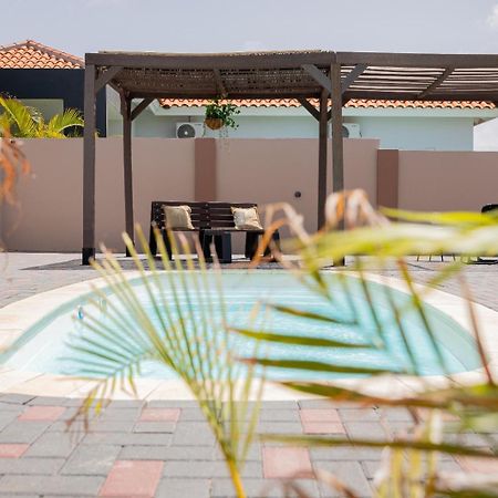 Av Curacao - Centrally Located Spacious Apartment Виллемстад Экстерьер фото