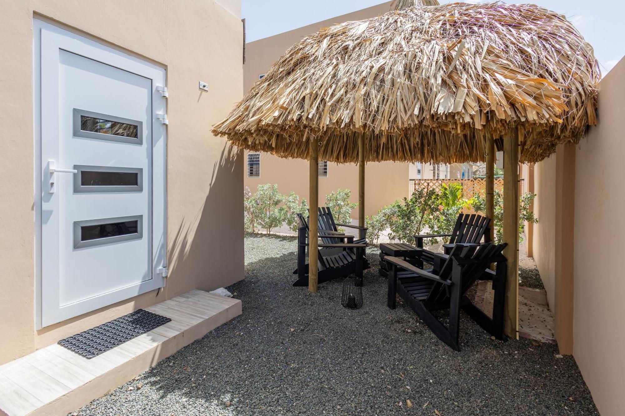 Av Curacao - Centrally Located Spacious Apartment Виллемстад Экстерьер фото