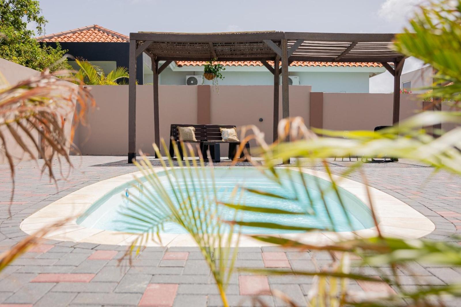 Av Curacao - Centrally Located Spacious Apartment Виллемстад Экстерьер фото