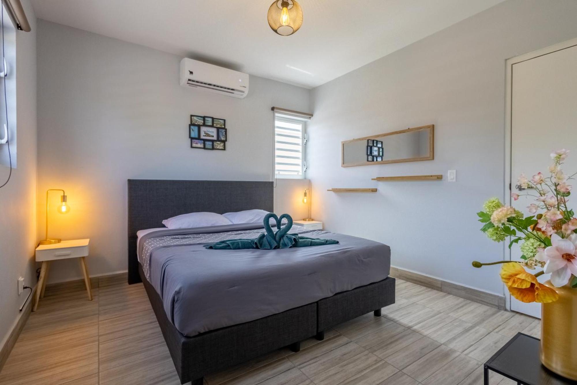 Av Curacao - Centrally Located Spacious Apartment Виллемстад Экстерьер фото