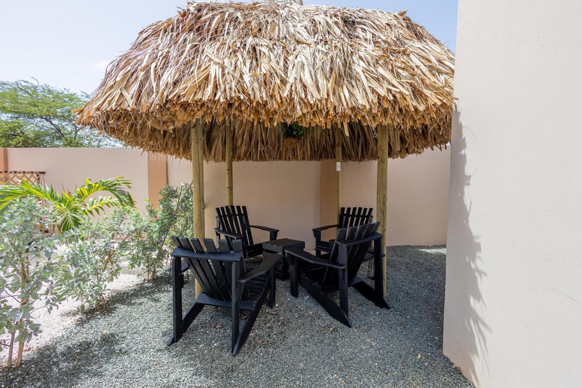 Av Curacao - Centrally Located Spacious Apartment Виллемстад Экстерьер фото